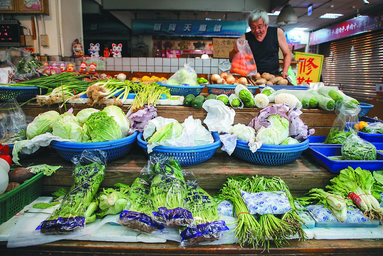怕颱風來會漲更多 菜市場湧搶買潮