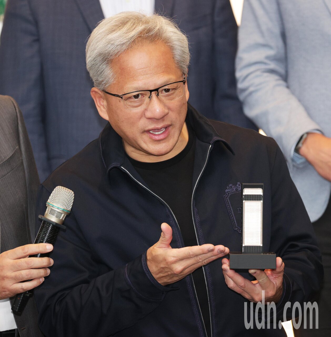 黃仁勳驚見台灣童不會台語 現場「1句...