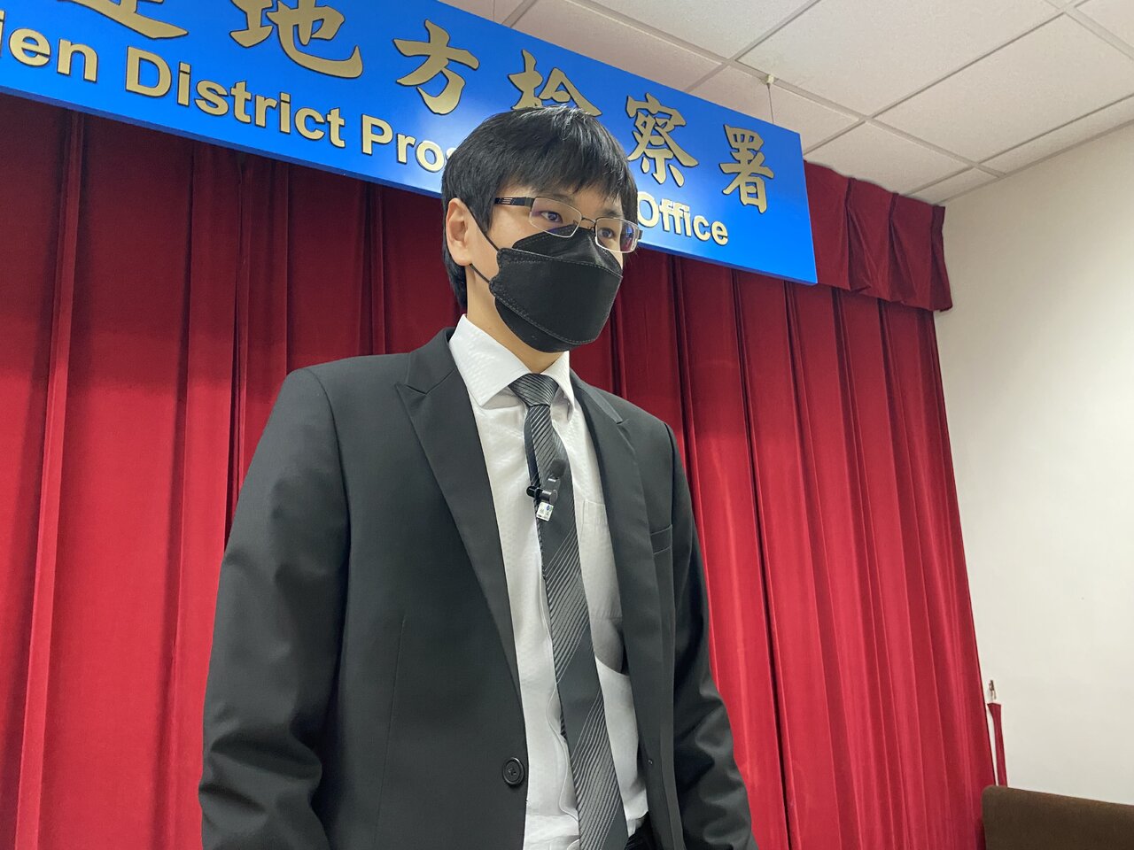 柯文哲案開庭第一手觀察！他坐直緊盯電腦筆錄 頻點名檢察官「互槓對話曝」