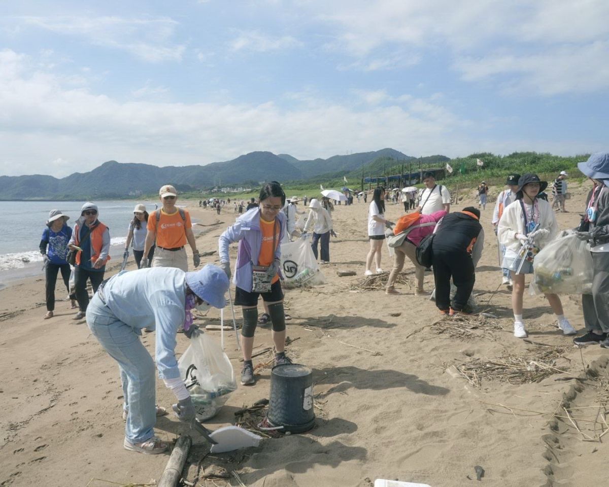 土城醫院百人萬里淨灘牽罟　守護海洋實...