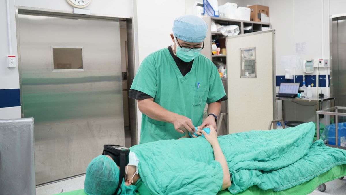 男護理師江禮仰創新減壓術　臺北醫院術前焦慮降七成