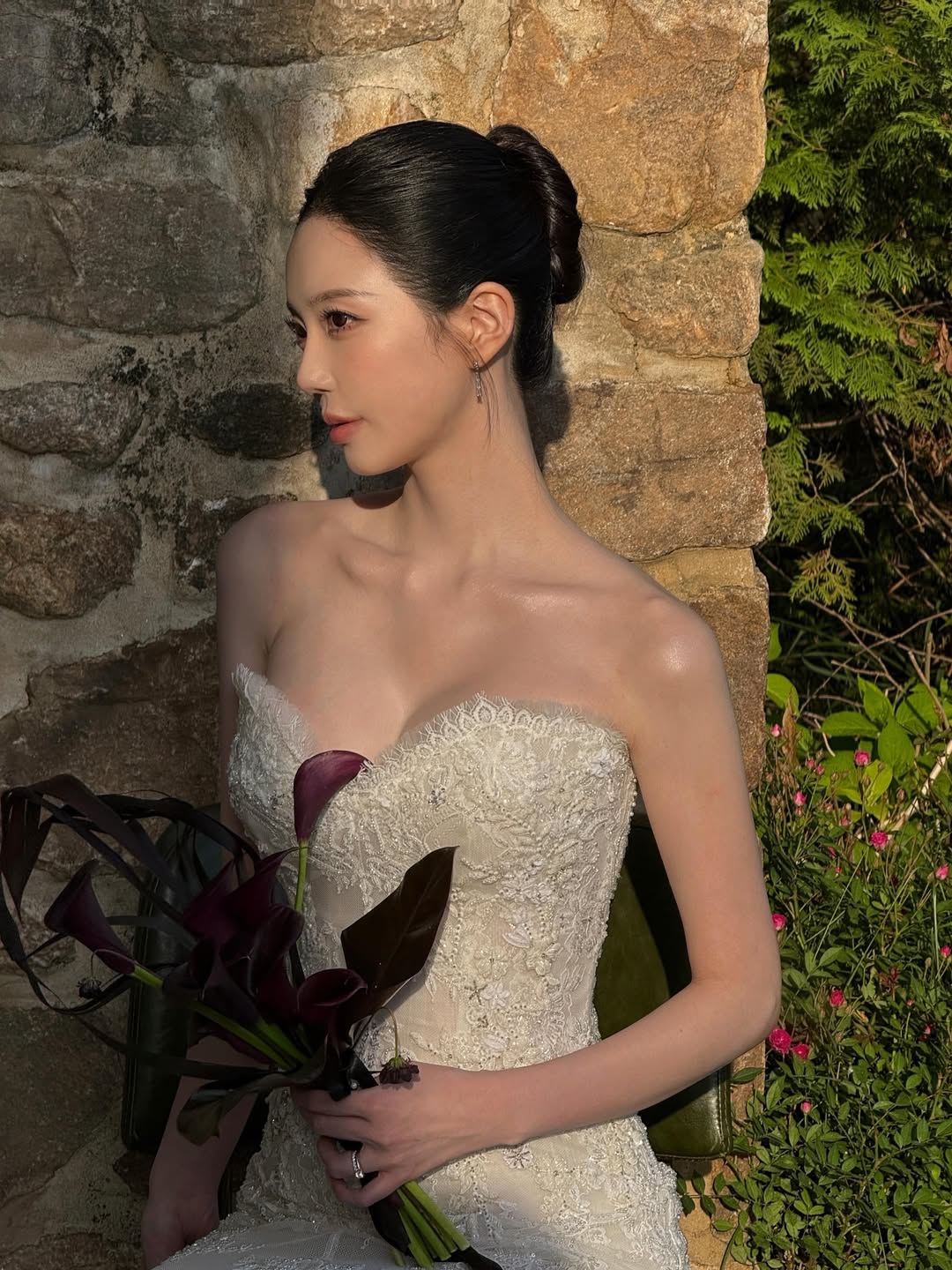 《單身地獄》尹廈情婚紗照曝光！「甜吻未婚夫」他長相被讚：神似朱智勛