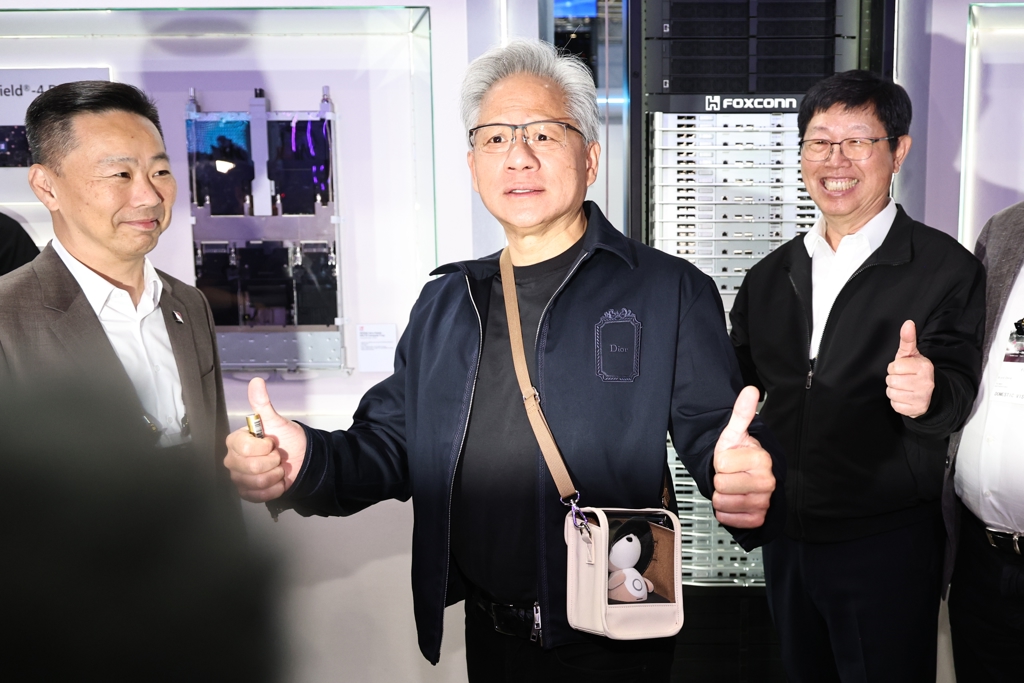 「仁來瘋」黃仁勳在韓國被妹子喊爸爸 ...