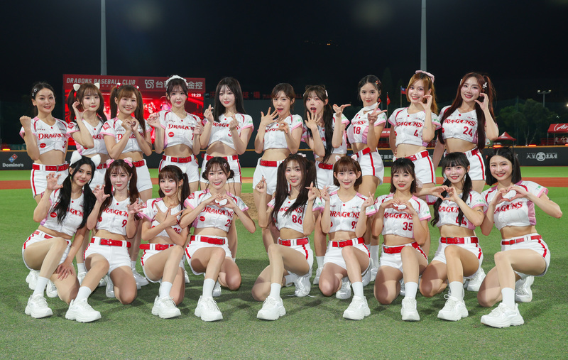 龍隊天母戰悍將 小龍女應援 (圖)