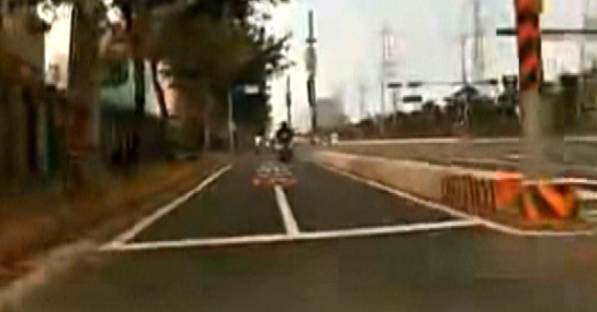 水泥廠外灑水防揚塵 路面濕滑釀4車自摔