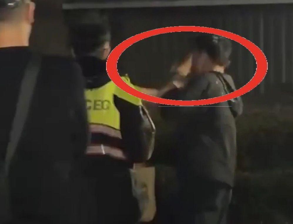 影/淡水女租霸「欠租半年」當警面掌摑代管　竟是通緝犯