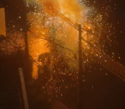 畫面曝！中和凌晨「電桿爆炸」狂噴火花...