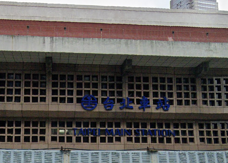 台北車站30歲男疑不適跌落月台　旁人...
