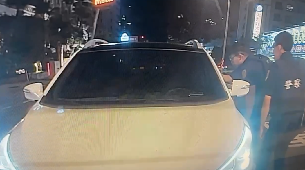 影/台南二手車商毒駕睡死　警包圍搜出...