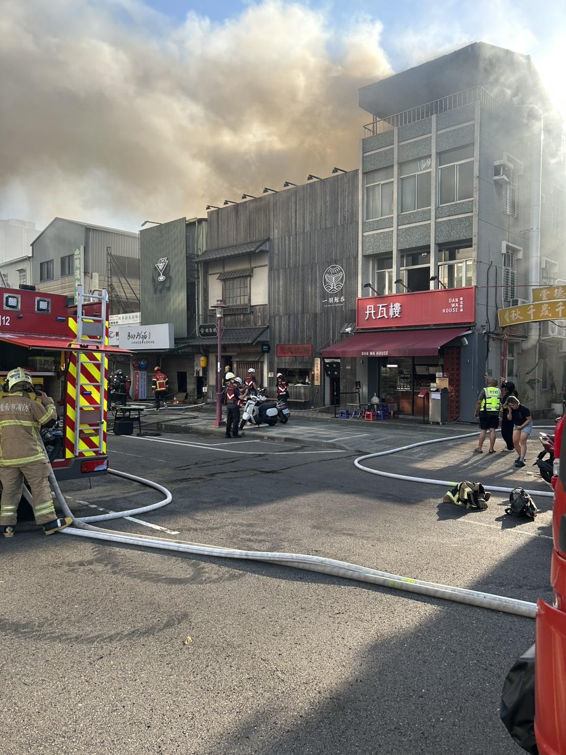 台南北區餐廳火警　油煙管起火濃煙竄出...
