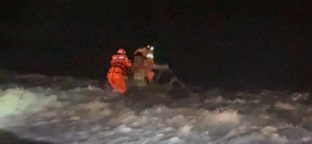花蓮男子疑酒後情緒失控 海巡火速下水...