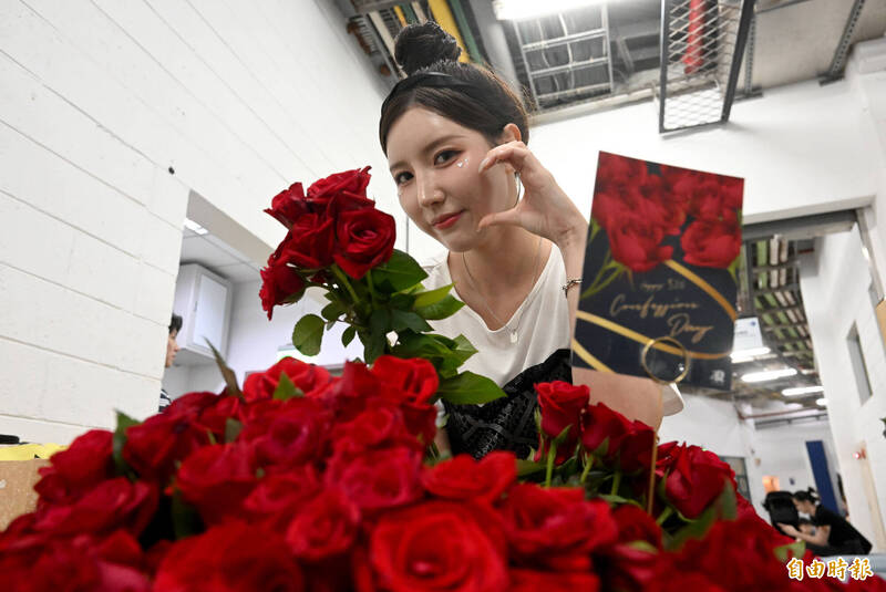 圖輯》520收520朵玫瑰 「台妹小南」南珉貞貼心分享愛