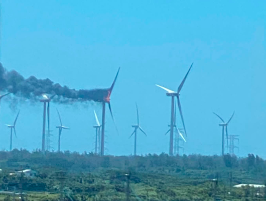 雲林風電機疑天熱燒出濃煙！高45公尺難滅火　台電回應了