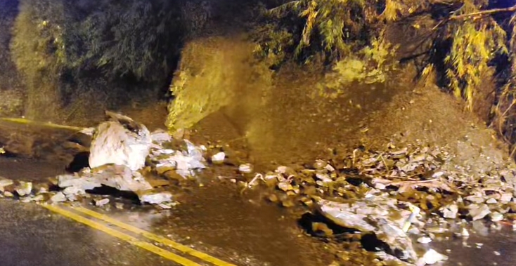 鋒面襲花蓮 瞬間強降雨導致台30線土石坍落緊急封路