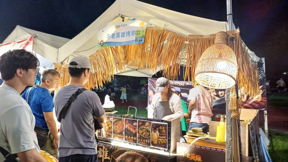 旗山音樂市集人潮爆滿　不老英雄烤串成排隊人氣王