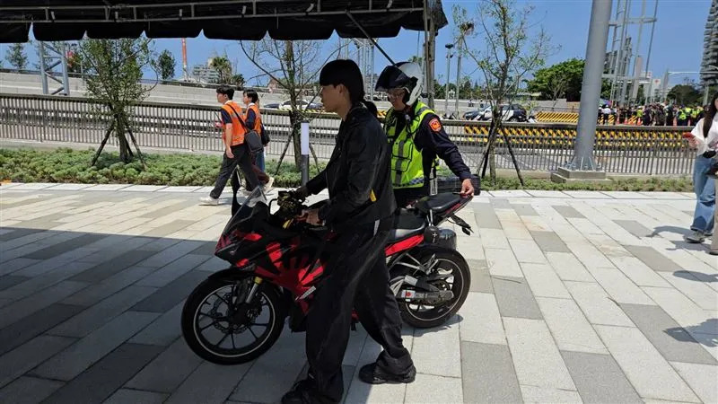 抗議淡江大橋機車道太窄！24歲騎士硬闖吞首張罰單「慘噴6萬」