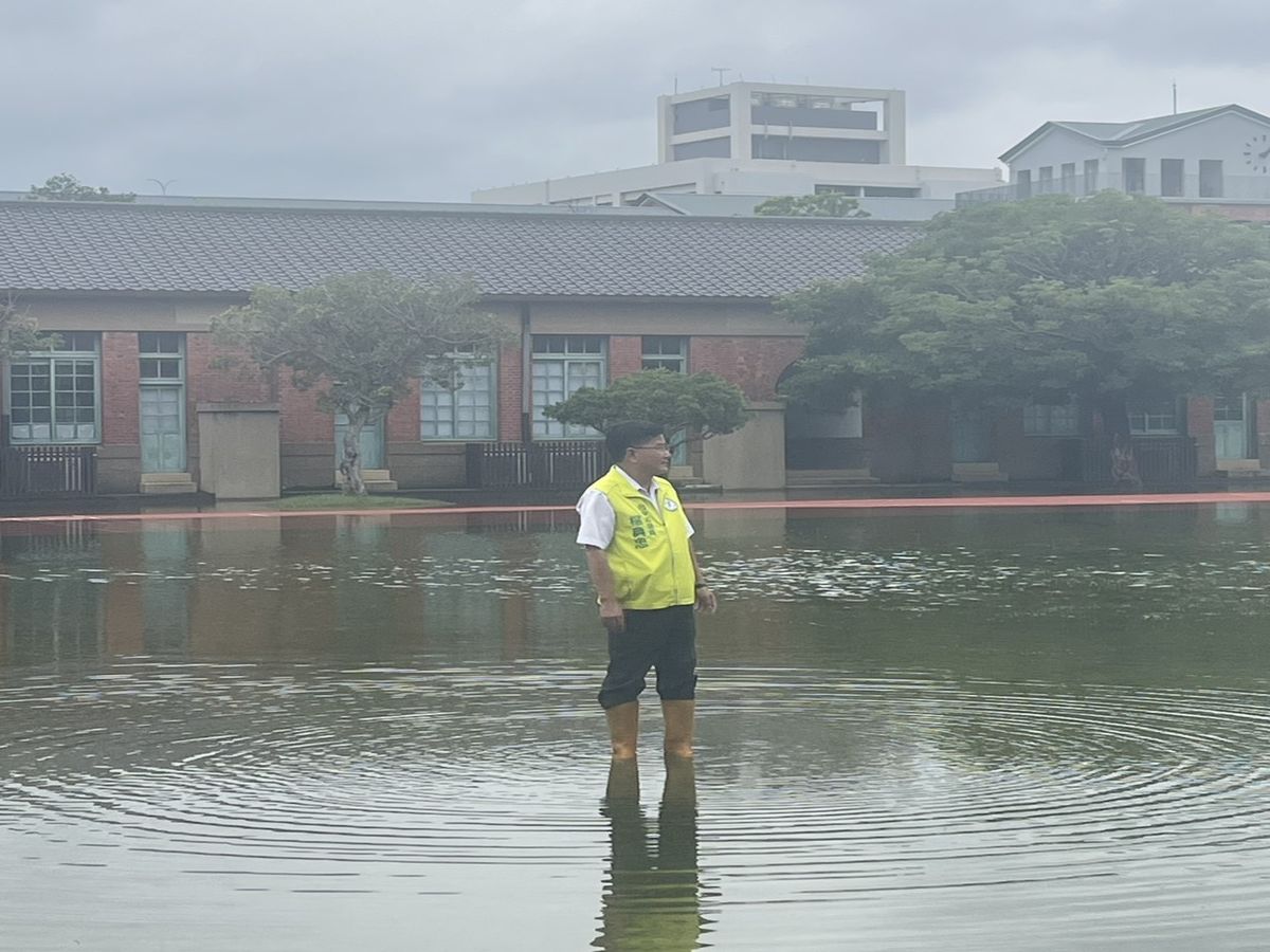 台中清水國小操場淹成泳池　議員憂畢業...