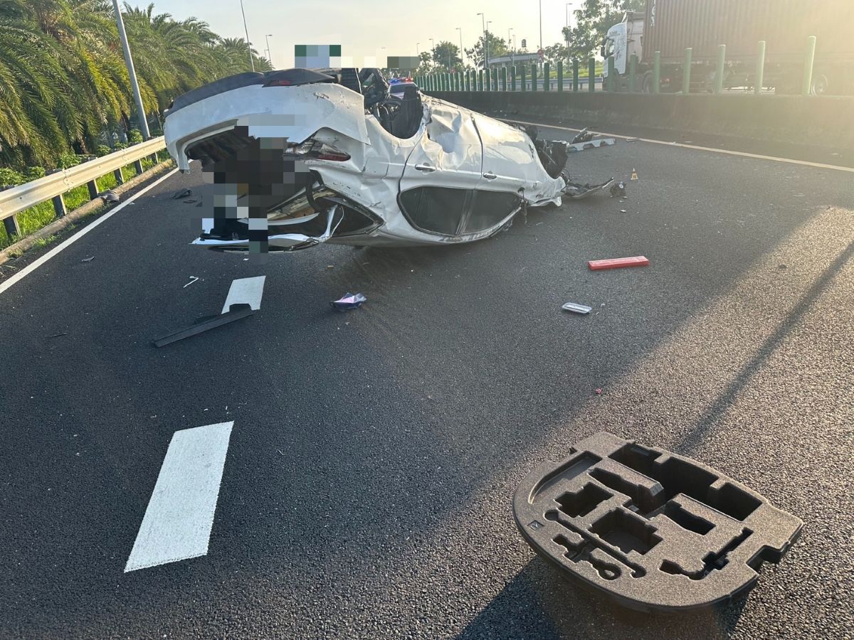 國道3號竹田段轎車先撞車再撞護欄翻覆...