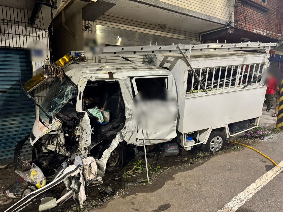 捕犬員喝茫開捕犬車撞民宅　下場慘了！