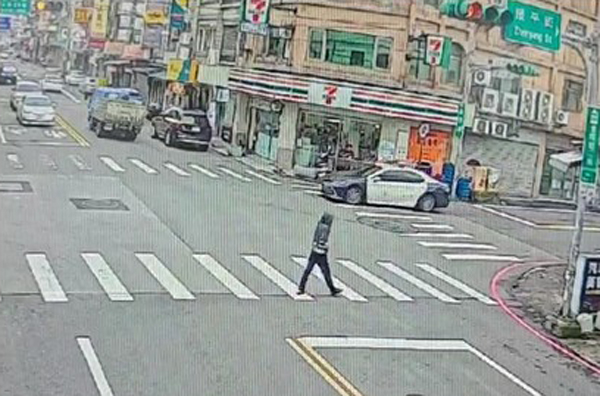 越籍失聯移工心虛街頭狂飆 平鎮警狂追對街逮人