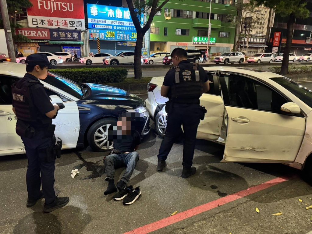 高雄左營疑毒駕拒檢狂逃 衝撞多輛汽機...