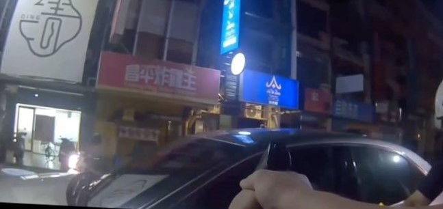 宜蘭男逆向拒檢警拔槍 駕駛衝撞警車逃...