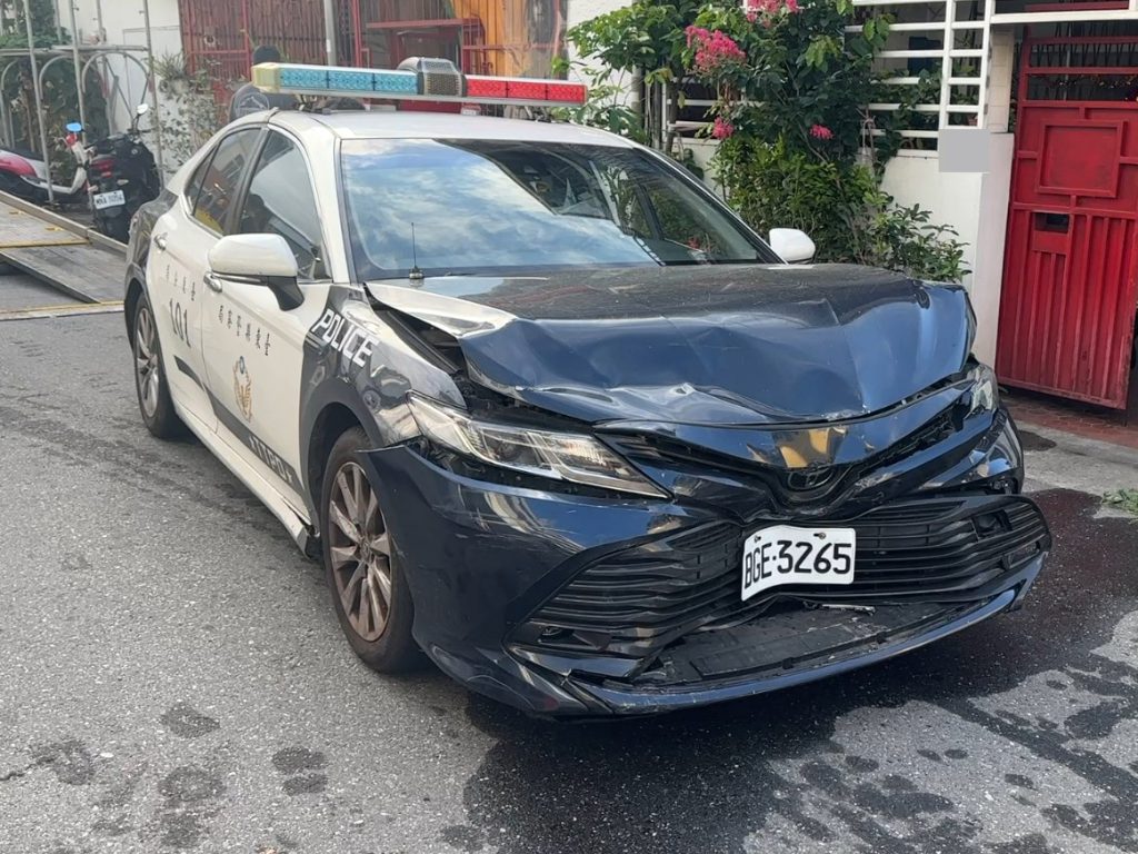 男子闖紅燈拒檢衝撞警車後逃逸 警方圍...