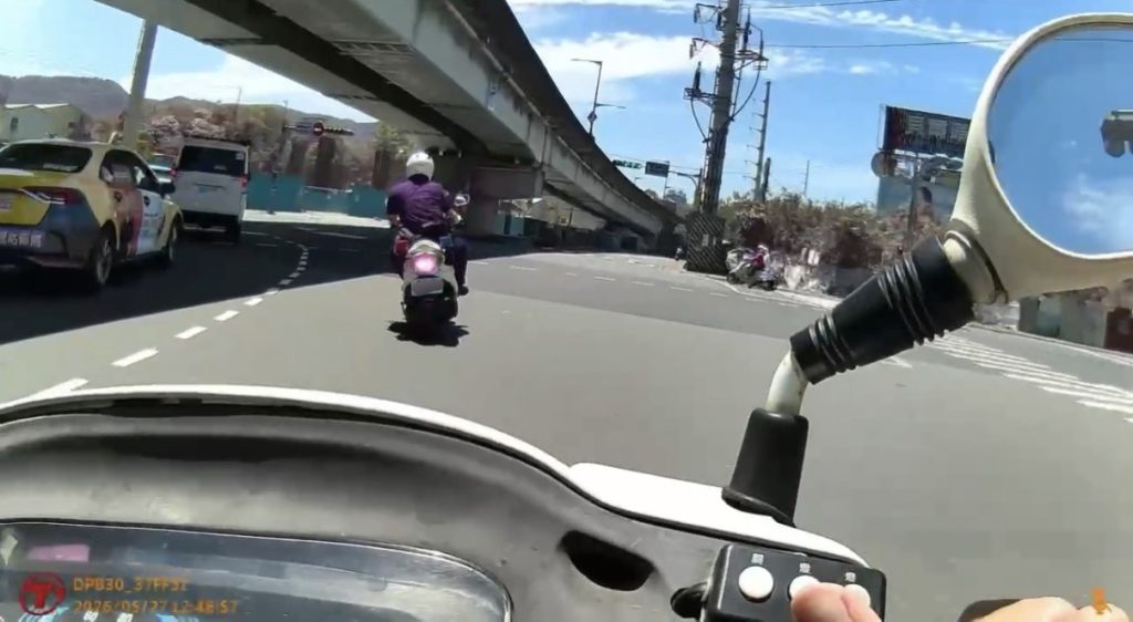 樹林男無照闖紅燈拒檢逃逸 警攔截圍捕...