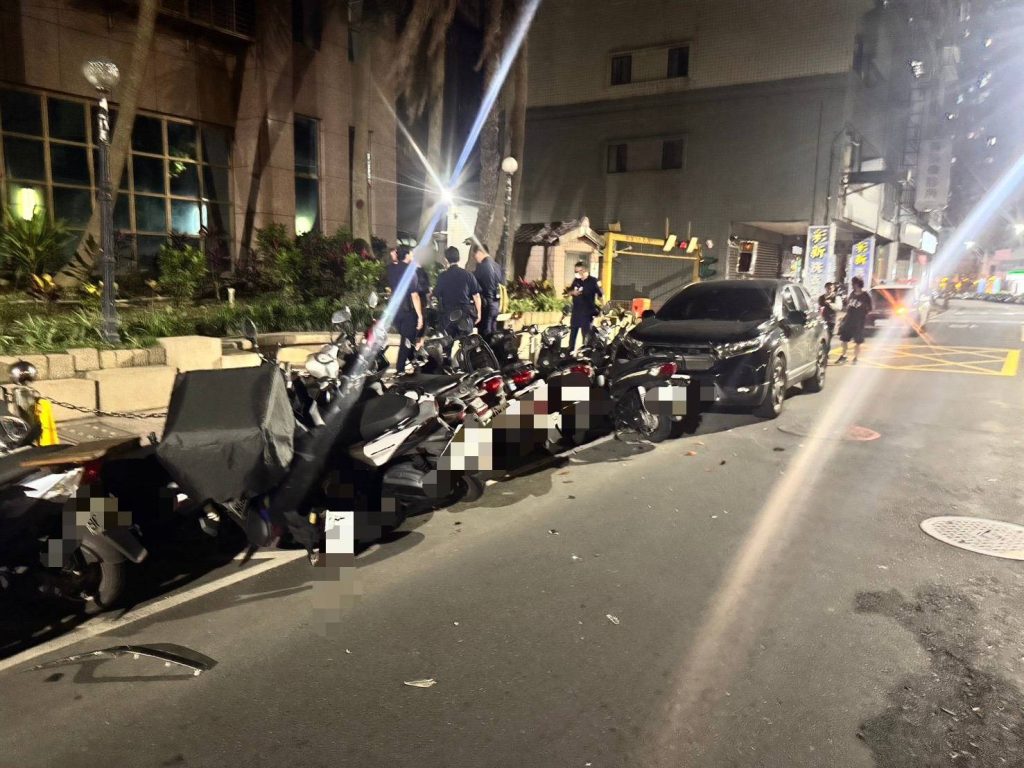 淡水男毒駕失控撞毀12輛機車 快篩呈「喪屍毒品」陽性遭逮