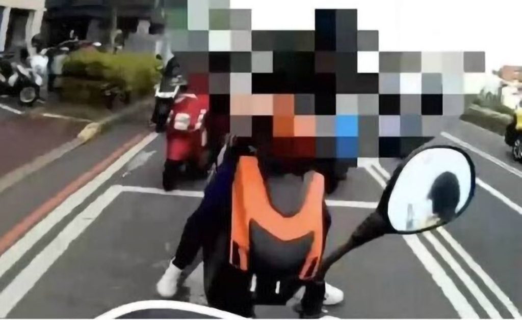 宜蘭男掛假牌還撞警 遭強勢壓制拖下車依法送辦