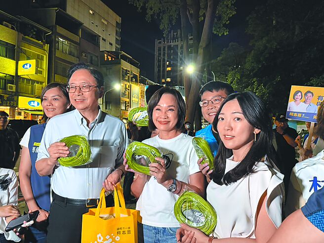 柯志恩、張善政 高雄同框掃夜市