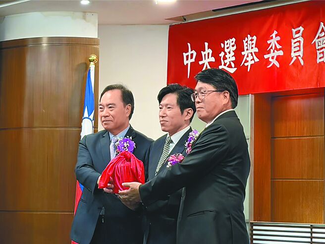吳容輝辭中選會委員 未鬆口戰嘉縣長
