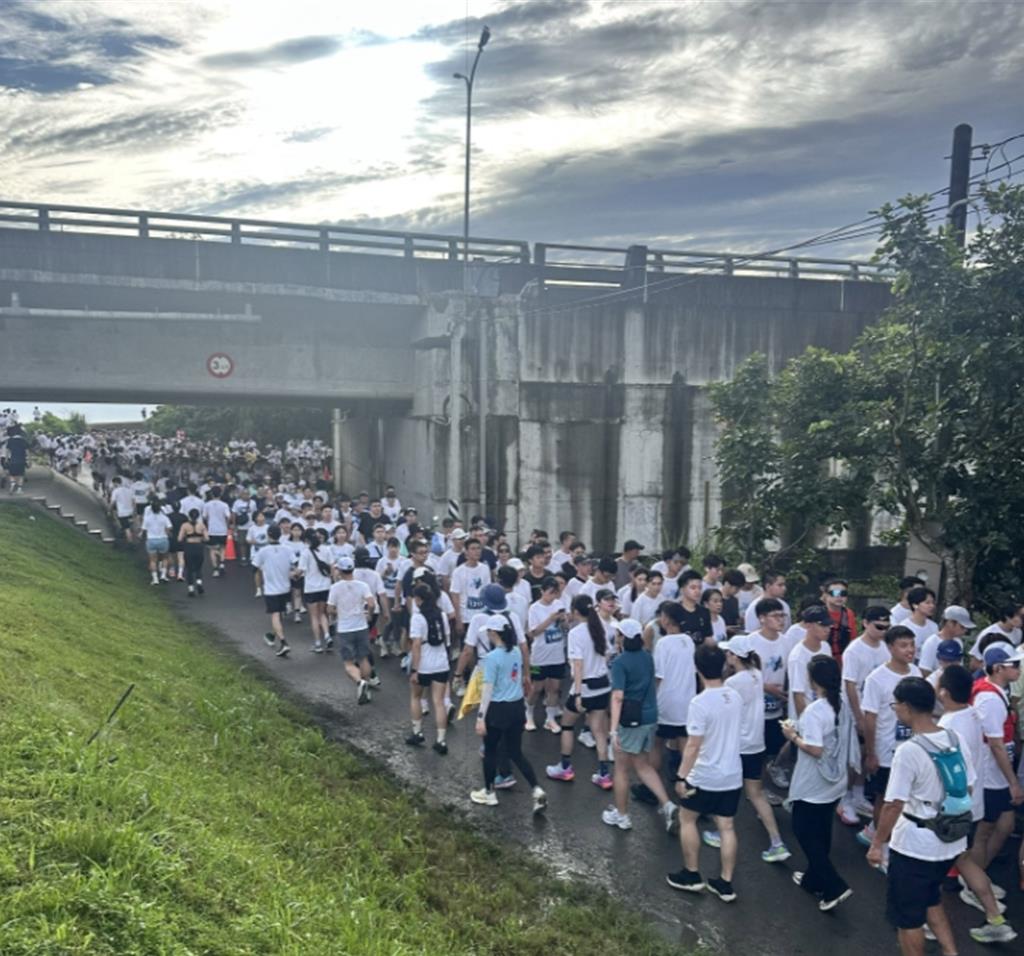 參賽者狂喊借過！國家地理路跑變「人類...