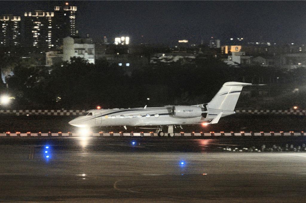 GD專機落地滑錯機坪！尷尬請拖車脫困