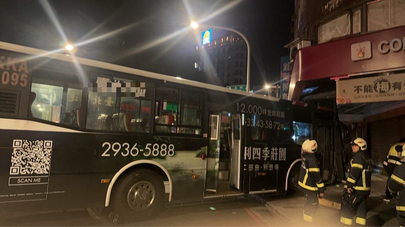 新北板橋公車午夜自撞騎樓　2乘客輕傷 (圖)