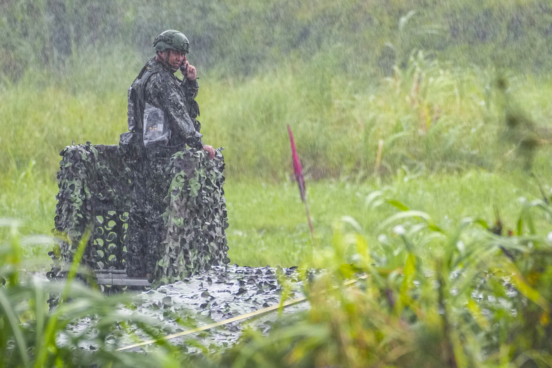 陸軍重砲射擊訓練　官兵冒雨執行射擊管...