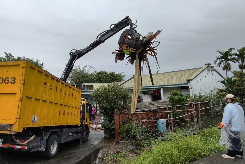苗栗豪雨淹慘三合院　泡水家具清運（2） (圖)