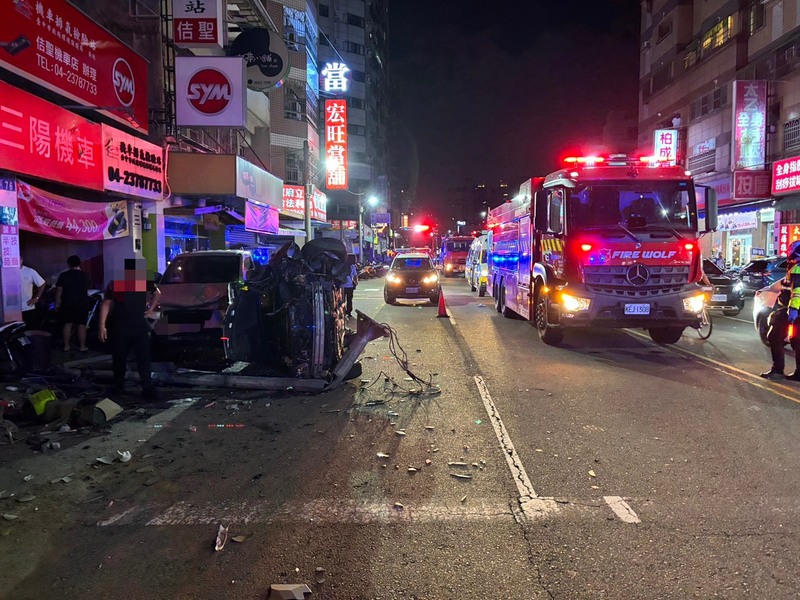台中市小客車逆向撞電桿後側翻 (圖)