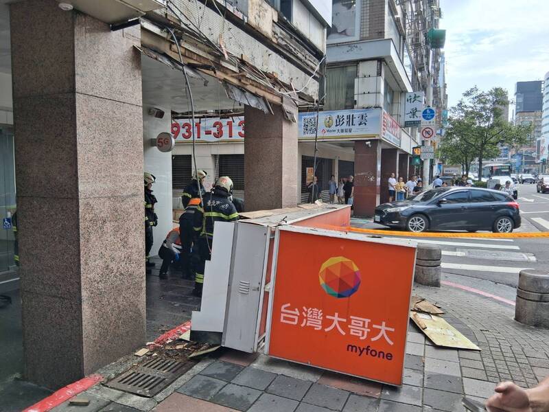 北市東區電信業者招牌掉落釀2傷（1）...