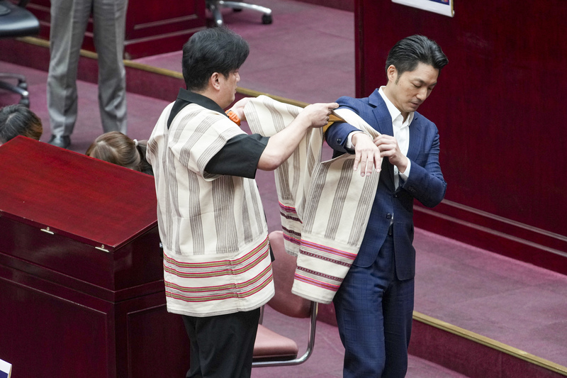 北市議會總質詢　李傅中武為蔣萬安穿族服 (圖)