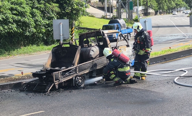 小貨車載挖斗、油桶起火　苗消馳援撲滅...