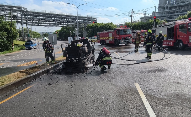 苗市小貨車化工廠前成火球　駕駛倉皇逃...