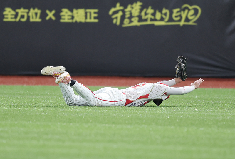 中職天母龍象戰　郭天信外野飛撲接殺 ...
