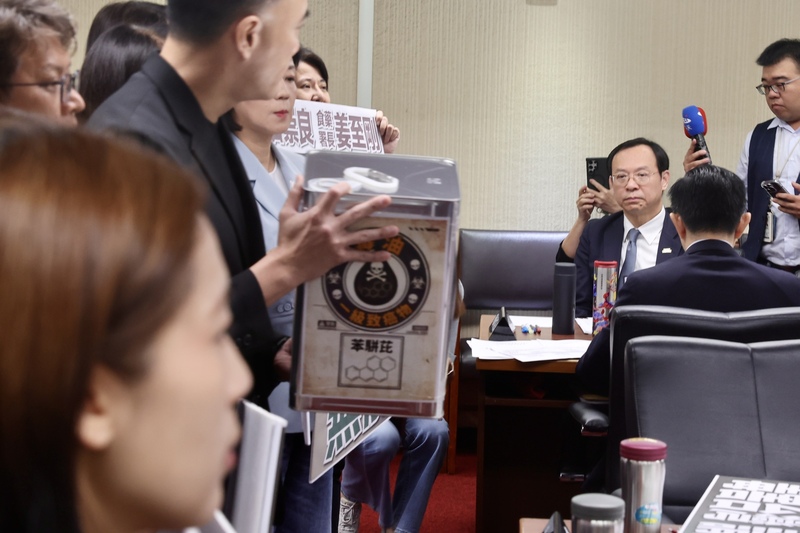 毒油案　在野立委要求官員下台負責（2...