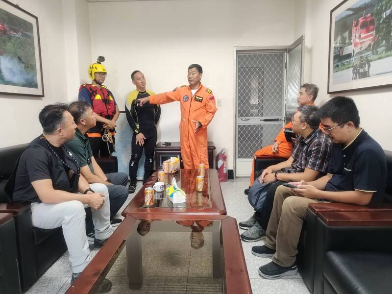 監測萬里溪堰塞湖　空勤協助布設水位計...
