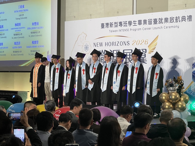 首屆新型專班491人畢業　將赴合作企...