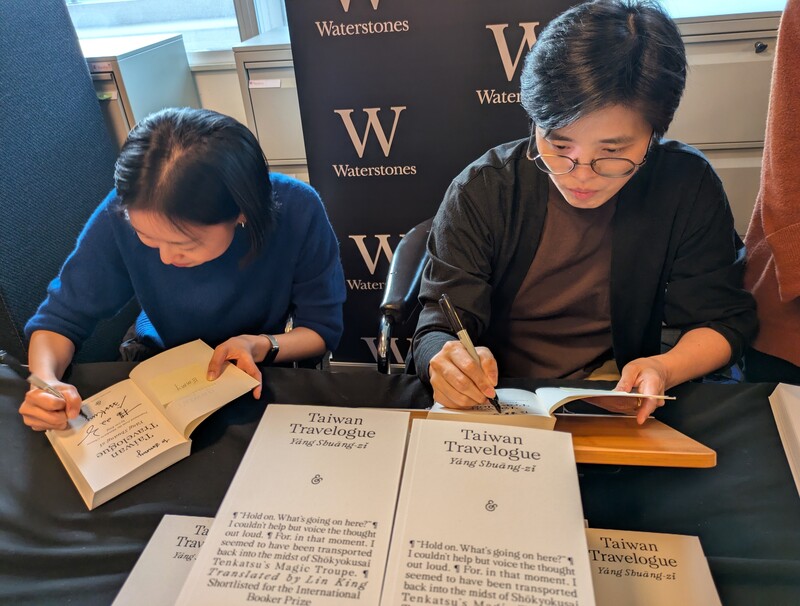 楊双子與金翎獲獎後21日在倫敦簽書 (圖)