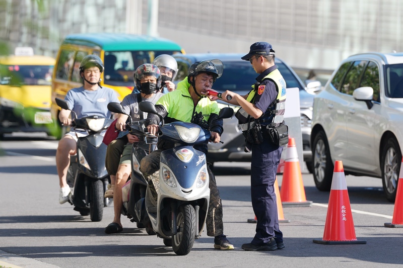 北市員警加強毒酒測攔檢（1） (圖)