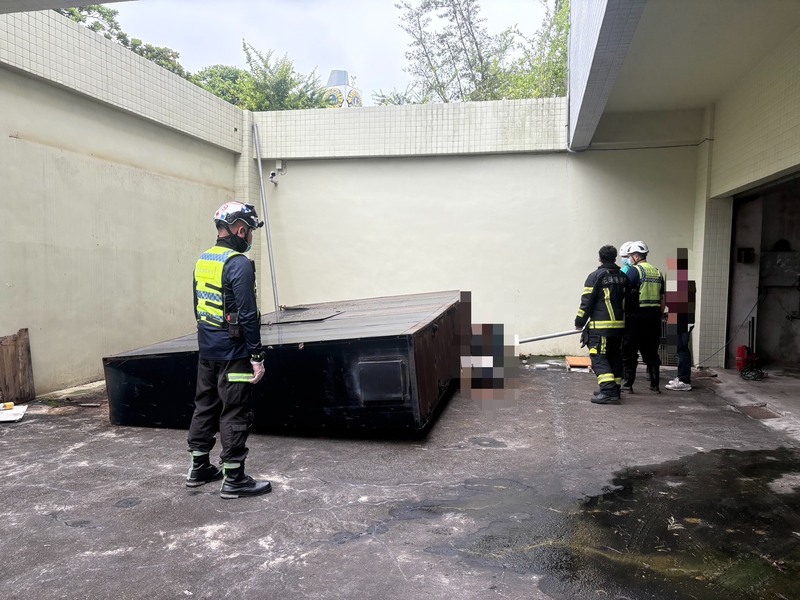 花蓮中正體育館廢棄燈箱傾倒重壓　27...