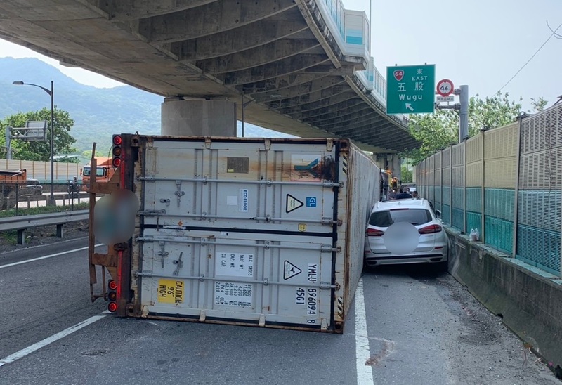 新北貨櫃車轉彎時翻覆　撞擊路邊停車幸無人傷 (圖)